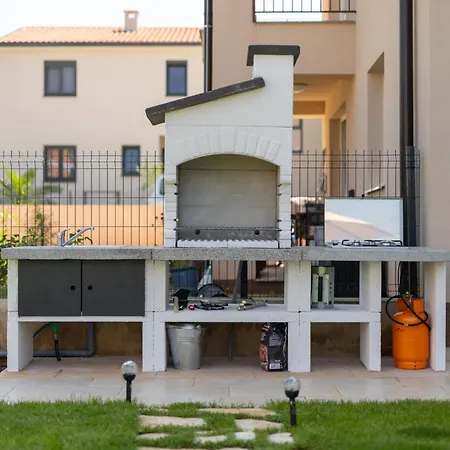 Lotta With Garden Tar-Vabriga