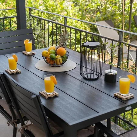 Lotta With Garden Apartment