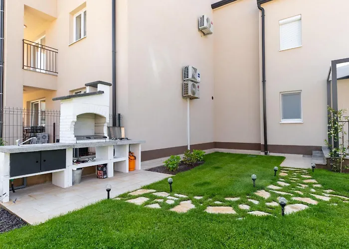 Lotta With Garden * Tar-Vabriga