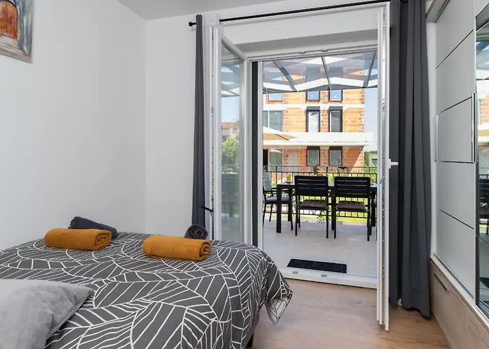 Apartman Lotta With Garden