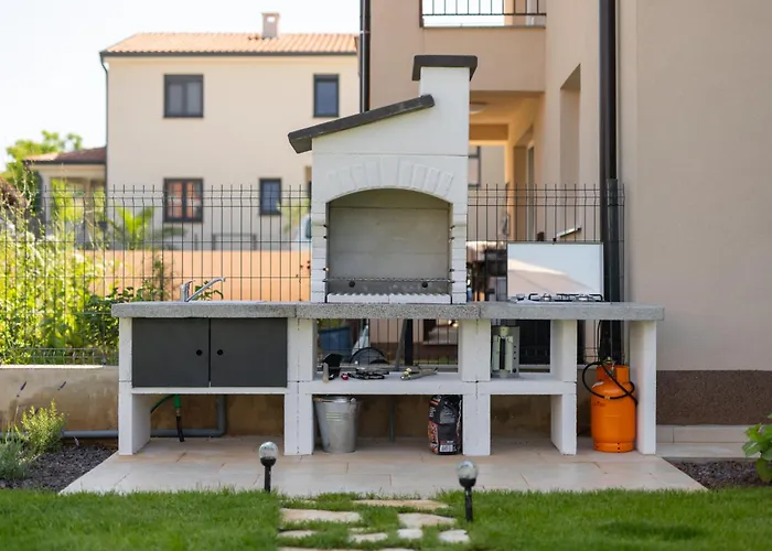 Lotta With Garden Tar-Vabriga